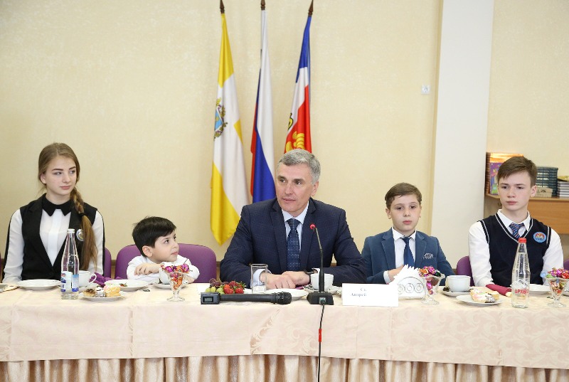 Андрей Скрипник встретился с одаренными детьми Пятигорска