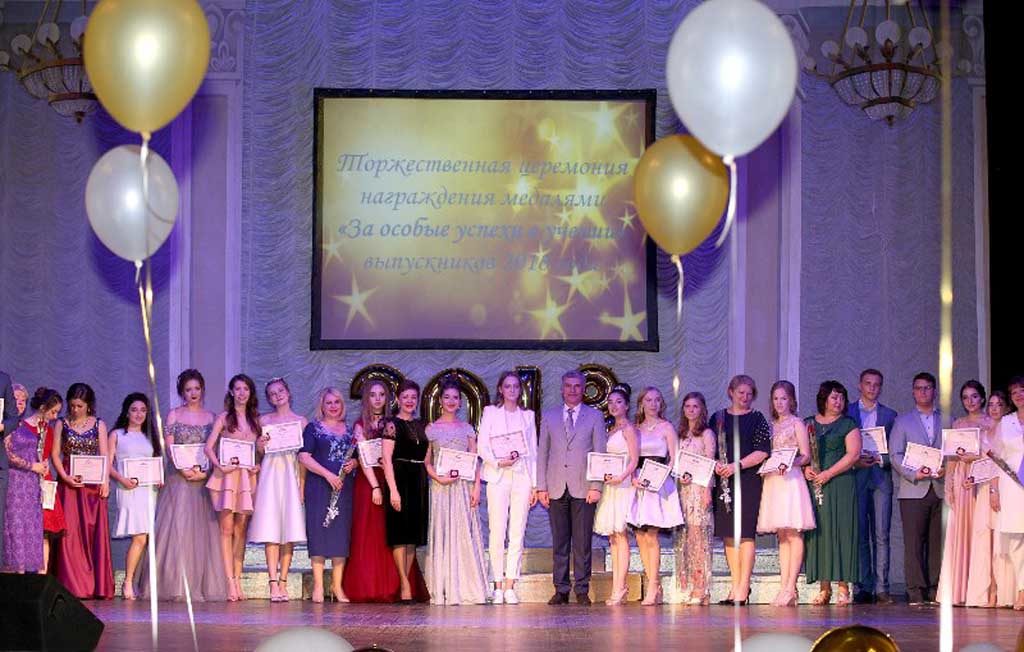Лучшим выпускникам Пятигорска вручили медали