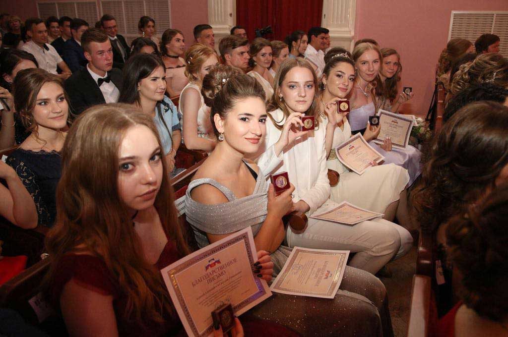 Лучшим выпускникам Пятигорска вручили медали